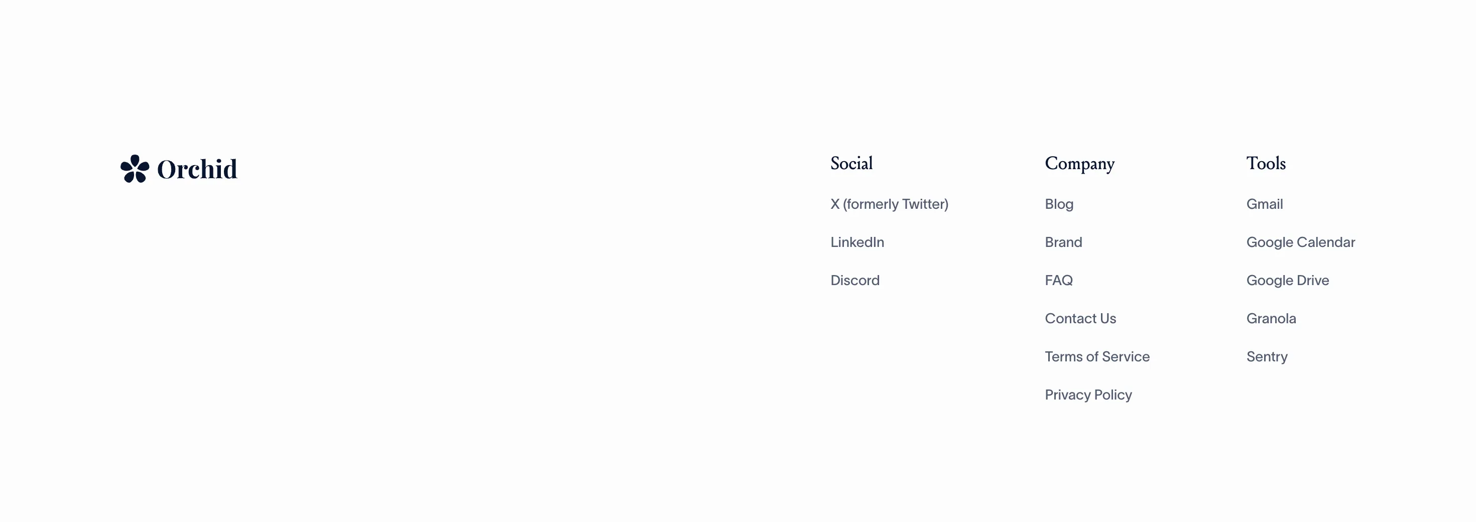 Orchid : Footer — Clair, logo serif, 3 colonnes de liens aérées
